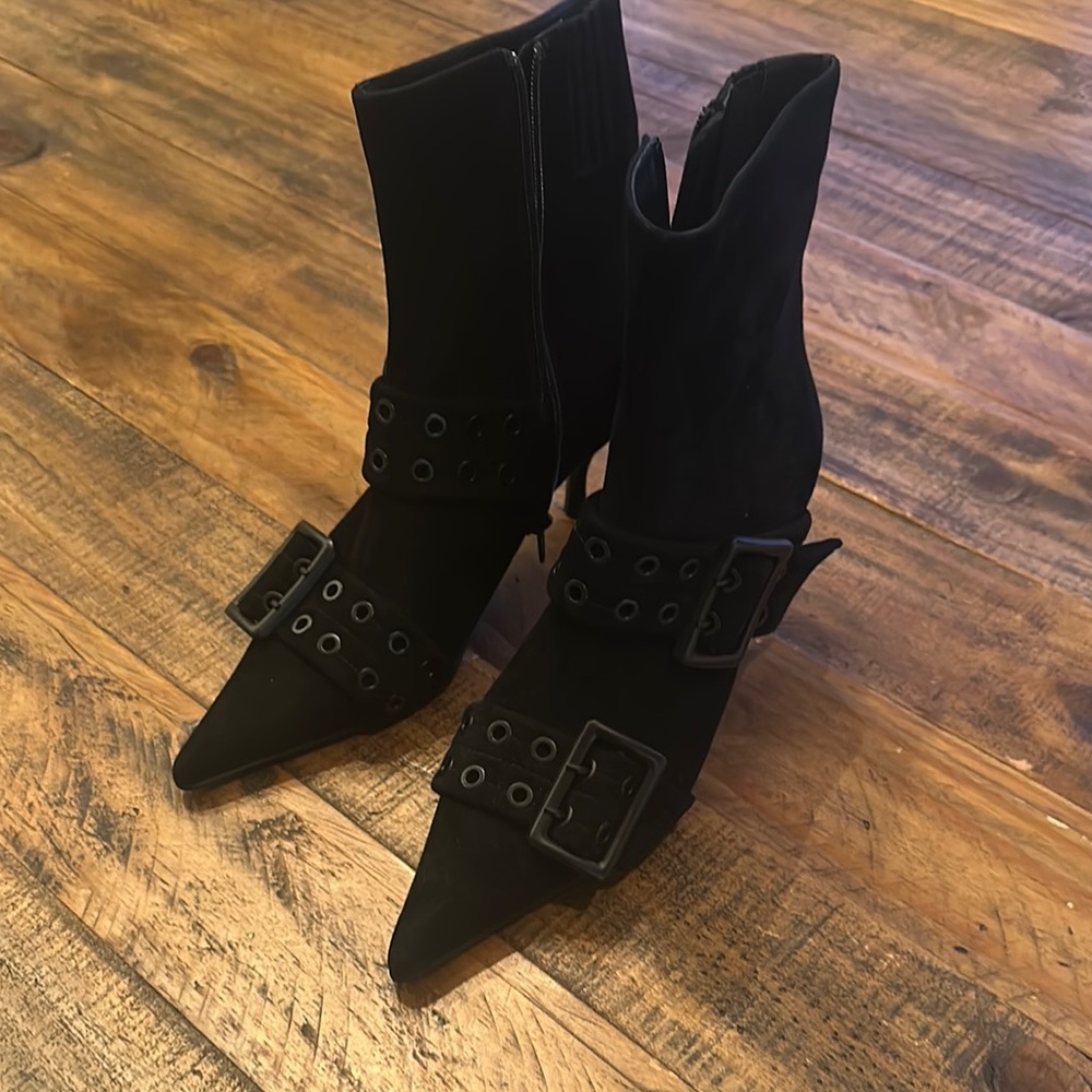 Jeffrey Campbell Deja Vu Black Suede Booties size 8.
New w/o box MAKE AN OFFER